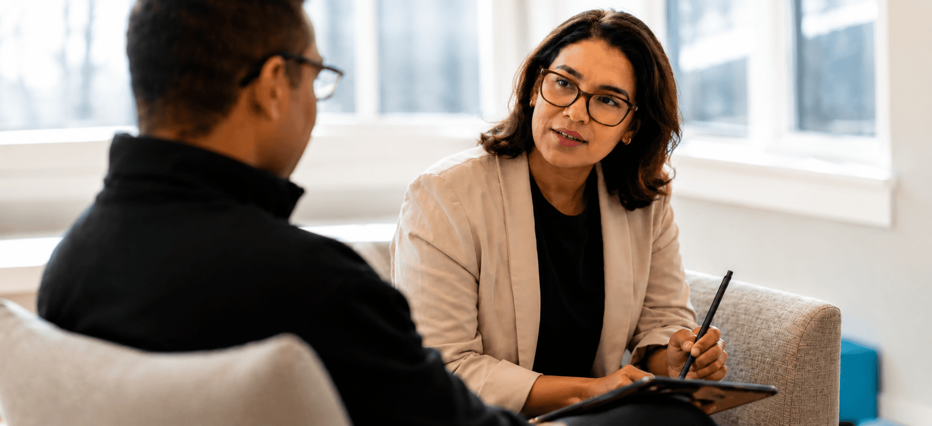 Profissional de saúde em consulta com paciente